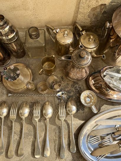null Strong lot of silver plated metal and glassware including an oil cruet, a sauceboat,...