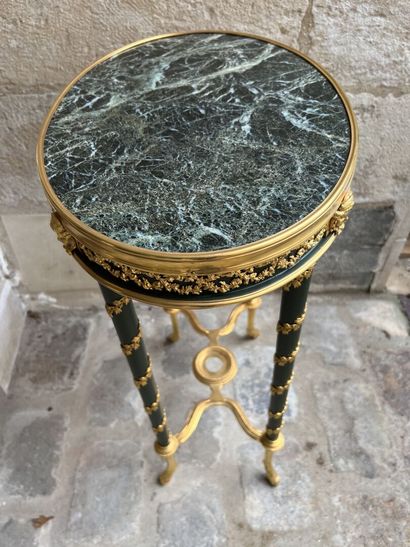 null Petite table ovale attribuée à Paul Sormani (1817-1877)
Laquée verte, bronze...