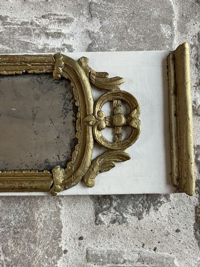 null Petit trumeau en bois sculpté et doré d'époque Louis XV
A décor palmettes et...