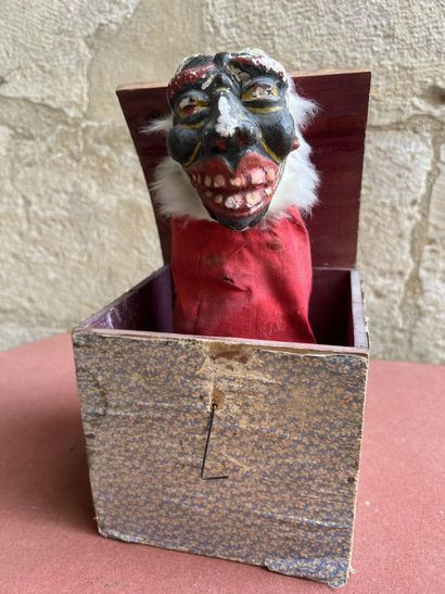 null Marionnette à ressort dans une boîte 
H. 16, L. 16, P. 16 cm 
