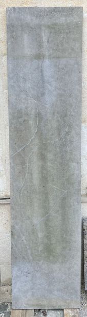 null Grande plaque en pierre marbrière, XIXe
H. 232 L. 55, P. 3 cm

Accident à un...