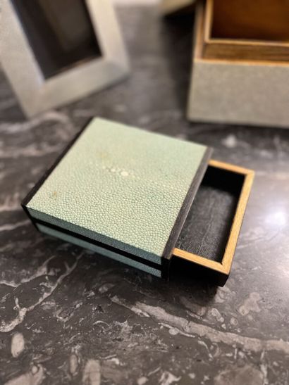 null R. Y. AUGOUSTI, London
TWO BOXES AND A FRAME in shagreen.
Signed.
Boxes 10,5...