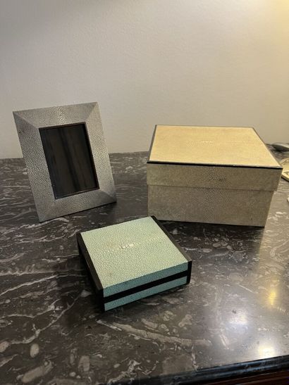null R. Y. AUGOUSTI, London
TWO BOXES AND A FRAME in shagreen.
Signed.
Boxes 10,5...