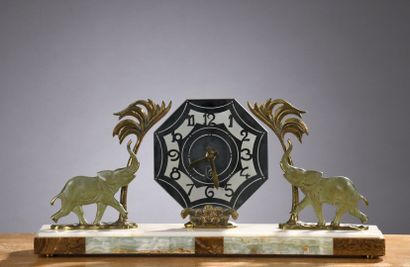 null PENDULE en bronze doré et patiné vers 1930-1940
Décor d'éléphants, de part et...