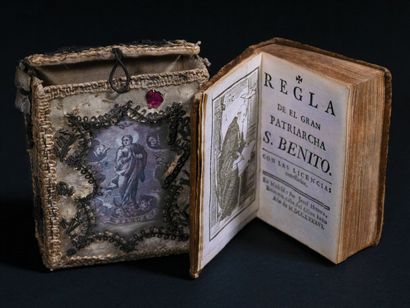 [Livre minuscule]. [Étui brodé]. BENOÎT (saint). Regla de el gran patriarcha S. Benito. Con las licencias necessarias. En Madrid, por Josef Herrera, 1786.