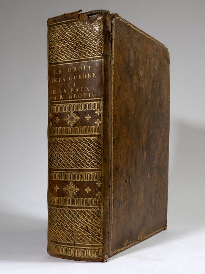 GROTIUS (Hugo). Le droit de la guerre, et de la paix. A Amsterdam, chez Pierre de...