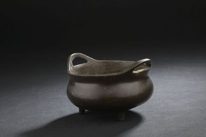 null BRULE-PARFUMS en bronze
CHINE, dynastie Qing (1644-1911)
La panse renflée, reposant...