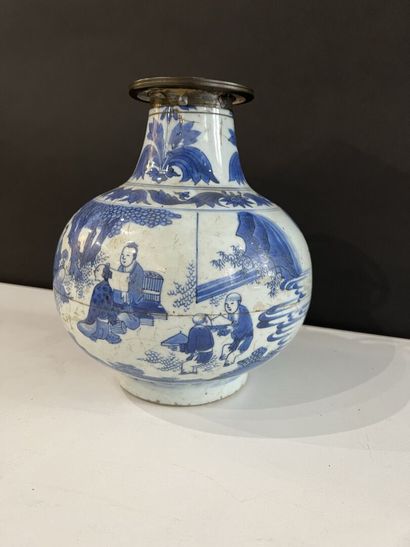 null BAS DE VASE bouteille en porcelaine bleu blanc
CHINE, époque Chongzhen (1628-1644)
La...