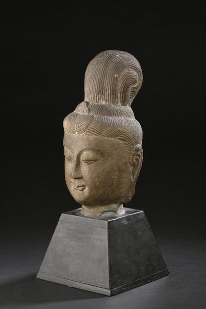 null TETE DE GUANYIN en pierre
CHINE, début du XXe siècle
Le visage serein, les yeux...