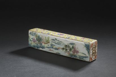 null Porcelain paperweight famille rose
CHINA, late Qing dynasty (1644-1911)
Rectangular,...