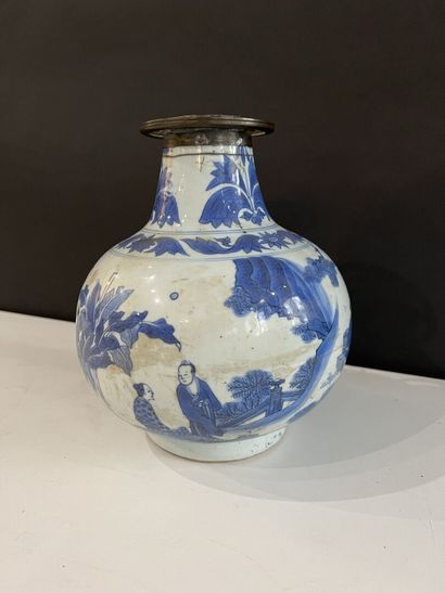 null BAS DE VASE bouteille en porcelaine bleu blanc
CHINE, époque Chongzhen (1628-1644)
La...