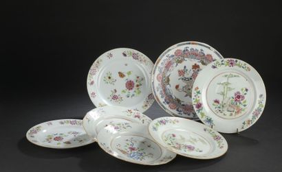 null SIX porcelain plates famille rose
CHINA, 18th century
Decorated with peonies,...