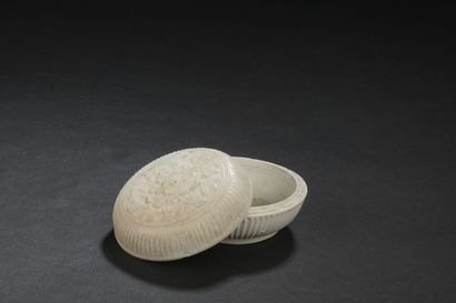 null PETITE BOITE couverte en porcelaine émaillé blanc
CHINE, dynastie Song (960-1279)
Le...