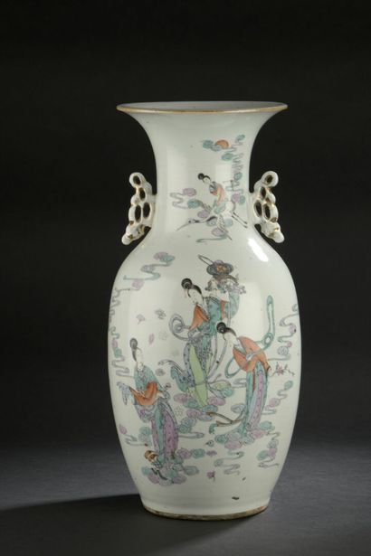 null VASE in polychrome porcelain
CHINA, Republic period 
Baluster, decorated with...