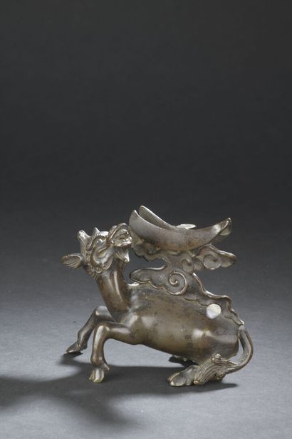 null PORTE-MIROIR en forme de qilin en bronze
CHINE, dynastie Ming, XVIIe siècle
Représenté...
