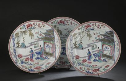 null THREE LARGE porcelain dishes famille rose
CHINA, Yongzheng period (1723-1735)
Decorated...