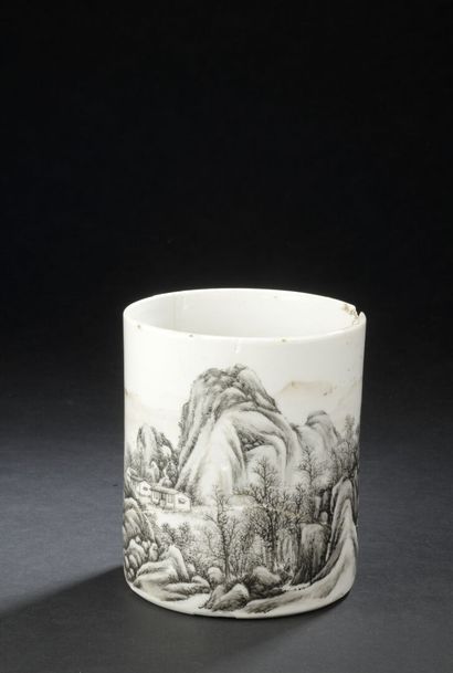 null POT A PINCEAUX en porcelaine émaillée grisaille
CHINE
Dans le style Wang Yeting,...