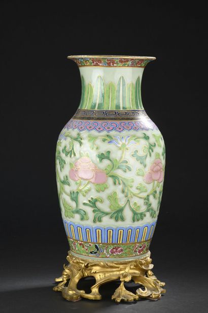 null VASE en porcelaine de Canton
CHINE, XXe siècle
Balustre, à décor de fleurs et...