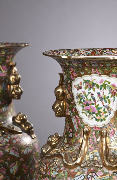 null PAIR OF LARGE VESSELS in Canton porcelain
CHINA, early 20th century
Balusters,...