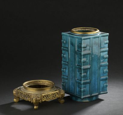 null VASE CONG en porcelaine émaillée turquoise
CHINE, XIXe siècle
De section carrée,...