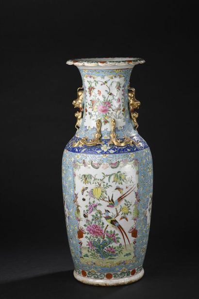 null GRAND VASE en porcelaine de Canton
CHINE, fin du XIXe-début du XXe siècle
Balustre,...
