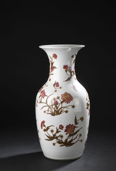 null VASE en porcelaine polychrome
CHINE, fin de la dynastie Qing (1644-1911)
Balustre,...