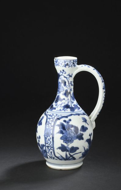 null Arita porcelain JUGGING BOTTLE
JAPAN, late 17th century
The swollen body, decorated...