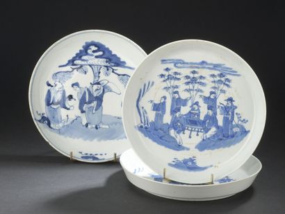 null TROIS COUPES en porcelaine bleu de Huê
VIETNAM, XIXe siècle
Dont une paire à...