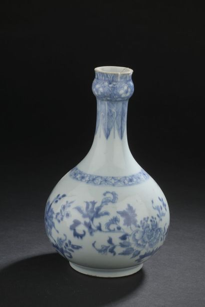 null Blue and white porcelain BOTTLE VASE
CHINA, Kangxi period (1662-1722)
The globular...