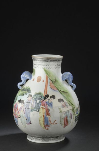 null VASE en porcelaine famille rose
CHINE, XXe siècle
La panse globulaire, à décor...