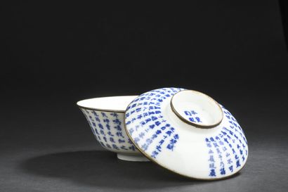 null WATERPEAKER AND COVERED CUP in Hue blue porcelain
VIETNAM, 19th century
The...