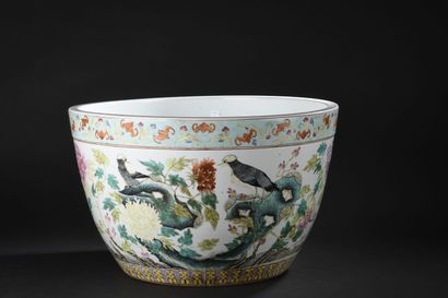null GRANDE VASQUE A POISSON en porcelaine
CHINE, début du XXe siècle
A décor d'oiseaux...