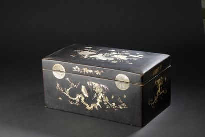 Covered box in lacquered wood and mother-of-pearl...