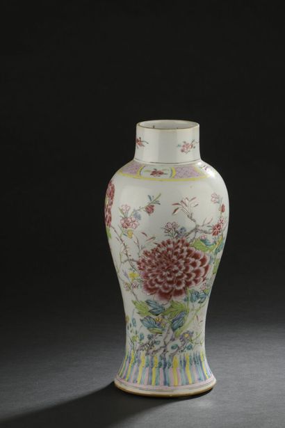 null VASE in Famille Rose porcelain
CHINA, 18th century
Baluster, decorated with...