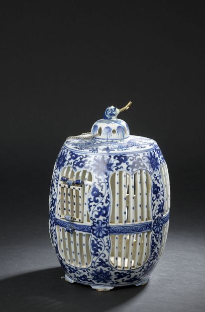null BIRD CAGE AND DOUBLE GOURDE VASE in blue and white porcelain
CHINA, 20th century
The...