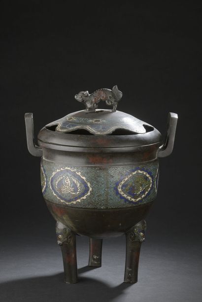 null Tripod covered bronze and champlevé enamel BRULE-PARFUMS
JAPAN, first half of...