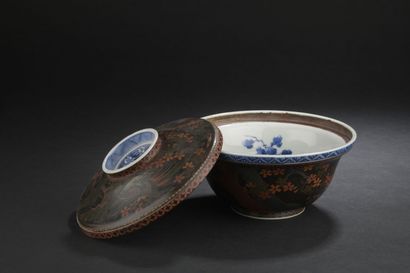 null Blue and white porcelain covered bowl with lacquer
JAPAN, early 20th century
The...