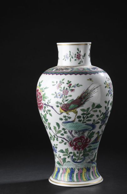 null VASE BALUSTRA in Famille Rose porcelain
CHINA, 20th century
Decorated with a...