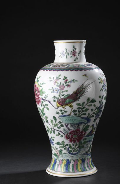 null VASE BALUSTRE en porcelaine famille rose
CHINE, XXe siècle
À décor de phénix...