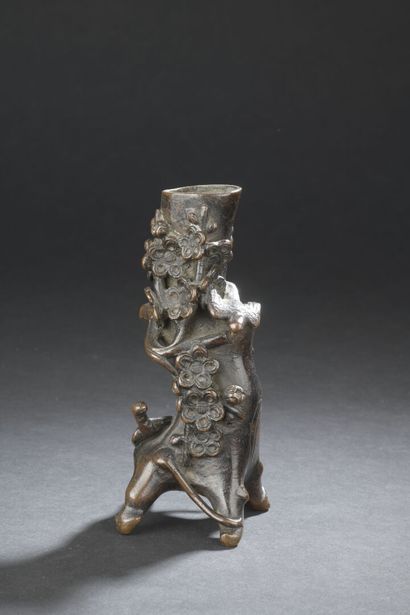 null SMALL VASE in bronze
CHINA, 19th century
In the form of a tree trunk, the rim...