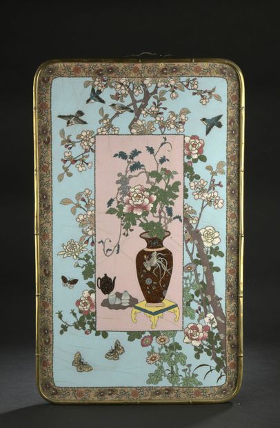 null Bronze and cloisonné enamel plaque
JAPAN, Meiji period (1868-1912)
Rectangular,...