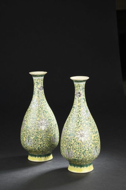 null Pair of porcelain vases with yellow background
CHINA, late 19th-early 20th century
Piriform,...