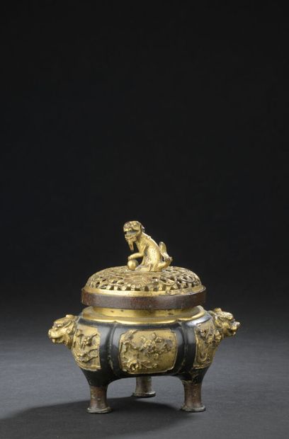 null Tripod candle holder in partially gilded bronze
CHINA
The swollen and lobed...