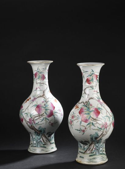 null PAIR OF PORCELAIN VASES famille rose
CHINA
Balusters, decorated with peach trees,...