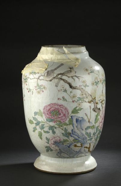 null LOW VASE in famille rose porcelain
CHINA, 18th century
Resting on a wide foot,...