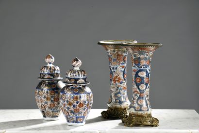 JAPON, XVIIIe siècle. Paire de vases