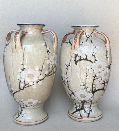 JAPON, époque Meiji (1868-1912). Paire de vases