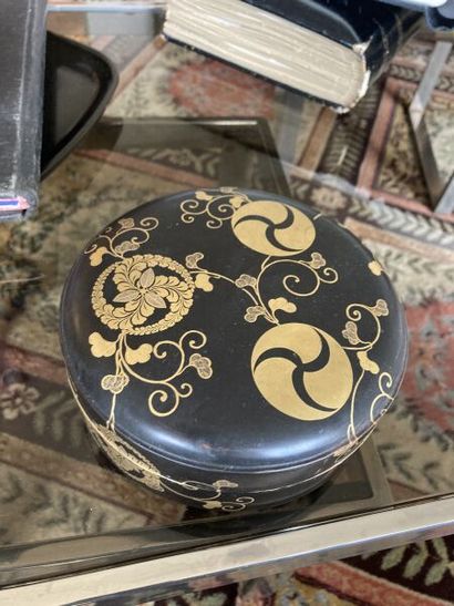 JAPON, début du XXe siècle. BOÎTE COUVERTE JAPAN, early 20th century
Circular lacquer...