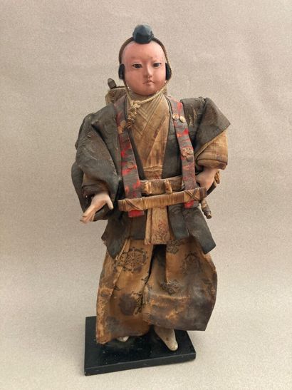 JAPON - XIXe siècle JAPON - XIXe siècle :
Poupée représentant un jeune samouraï habillé...