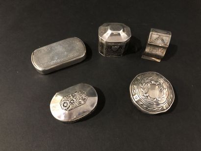 null LOT OF FIVE silver BOXES, foreign work.
Weight 136 g
